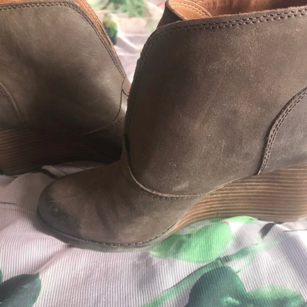 Lucky wedges size 9